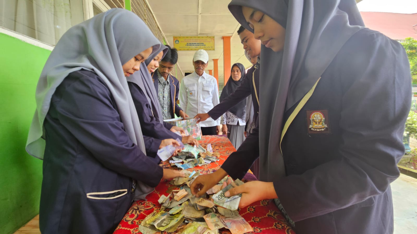 Penggalangan dana dari siswa dan guru  SMAN 1 Kecamatan Guguak, Kabupaten Limapuluh Kota 